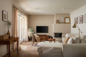 TV, peis, DVD-spiller og stereoanlegg