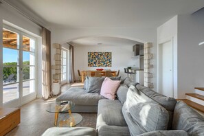 Tv, eldstad, dvd-spelare och en stereo