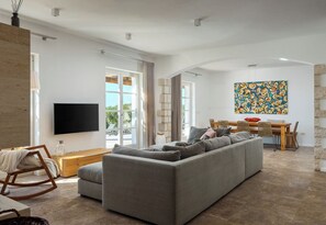 TV, peis, DVD-spiller og stereoanlegg