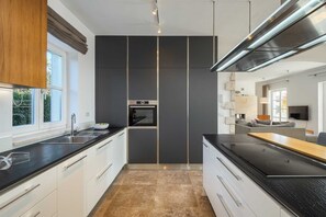 Kylskåp, mikrovågsugn, ugn och spishäll