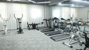 Ett gym med löpband, crosstrainers och styrketräningsmaskiner.