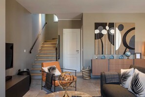 Una televisión, una chimenea, un reproductor de DVD