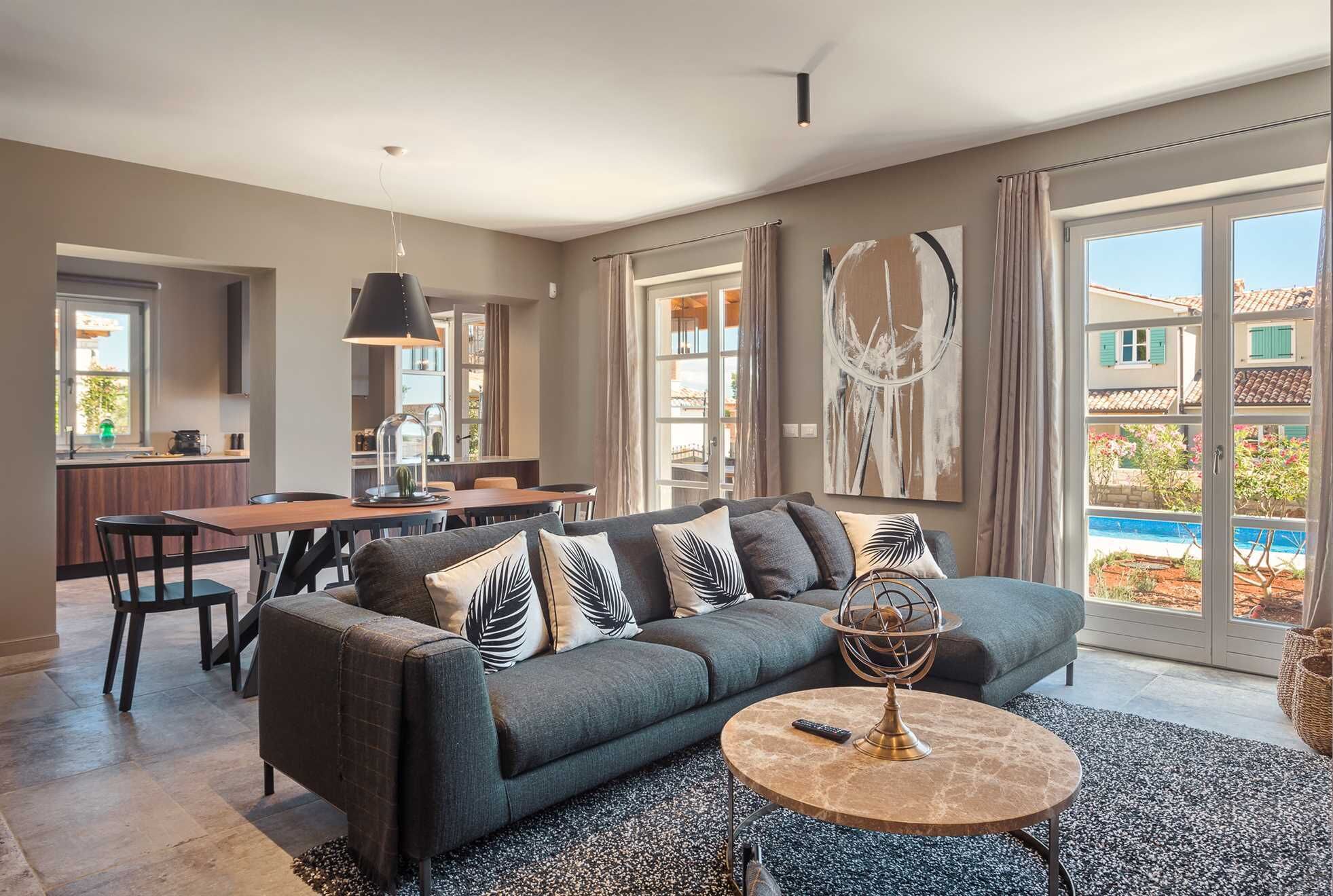 Télévision, cheminée, lecteur de DVD, chaîne hi-fi