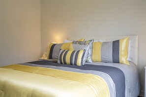 3 slaapkamers, een bureau, een strijkplank/strijkijzer, reisbedje