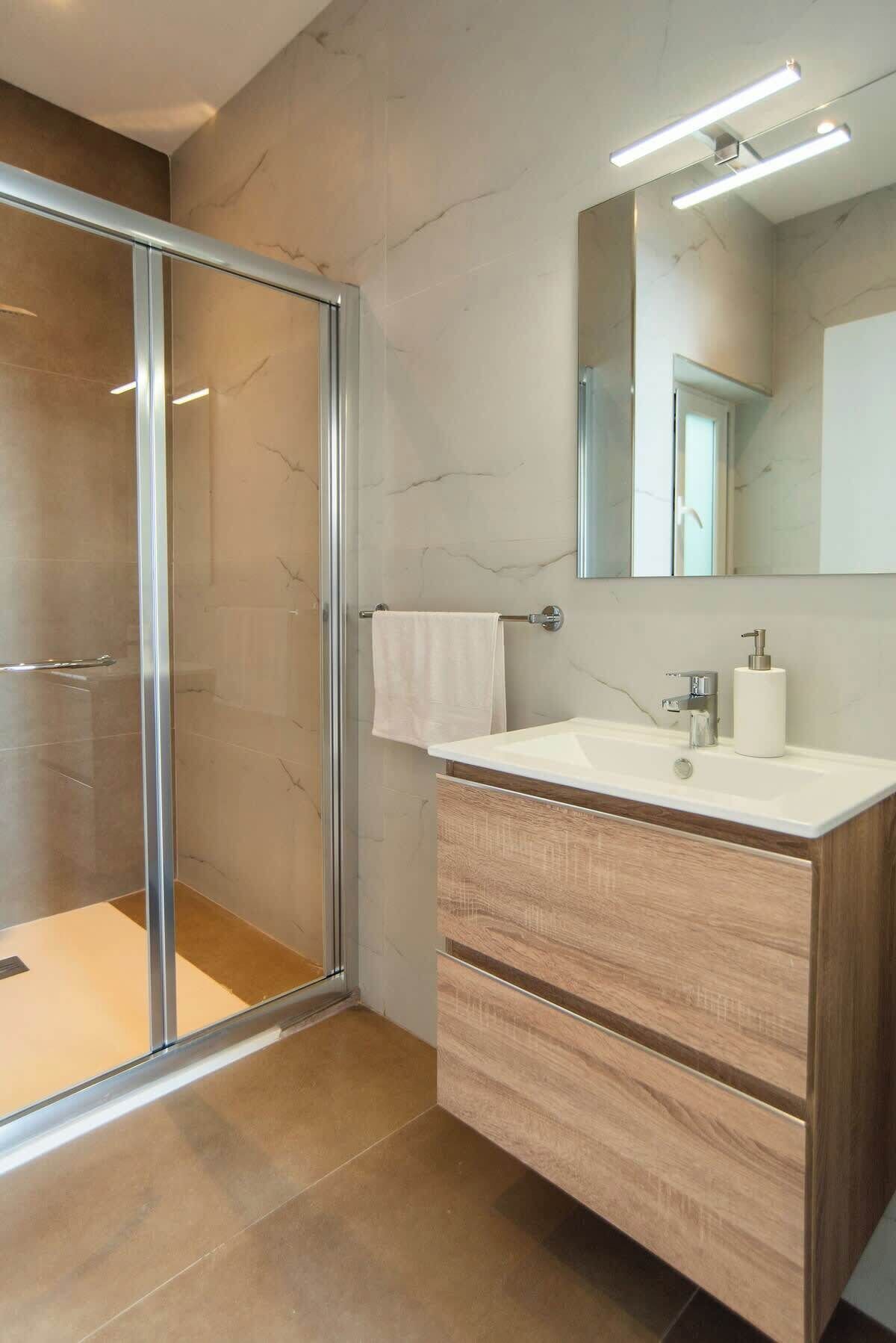 Een douche, een haardroger, shampoo
