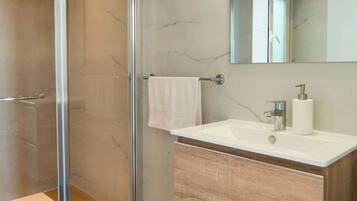 Een douche, een haardroger, shampoo