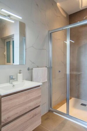 ヘアドライヤー、タオル