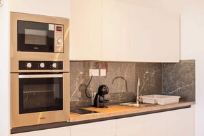 Kühlschrank, Mikrowelle, Ofen, Herdplatte
