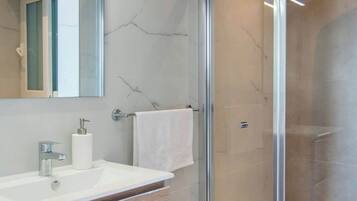 Dusche, Haartrockner, Shampoo