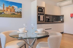 Fridge, microwave, oven, stovetop - Orbis Boutique Studios by Holi (Qormi)