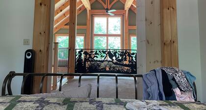 Charming 3-bedroom post & beam WiFi, AC in beautiful Bethel