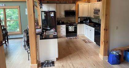 Charming 3-bedroom post & beam WiFi, AC in beautiful Bethel