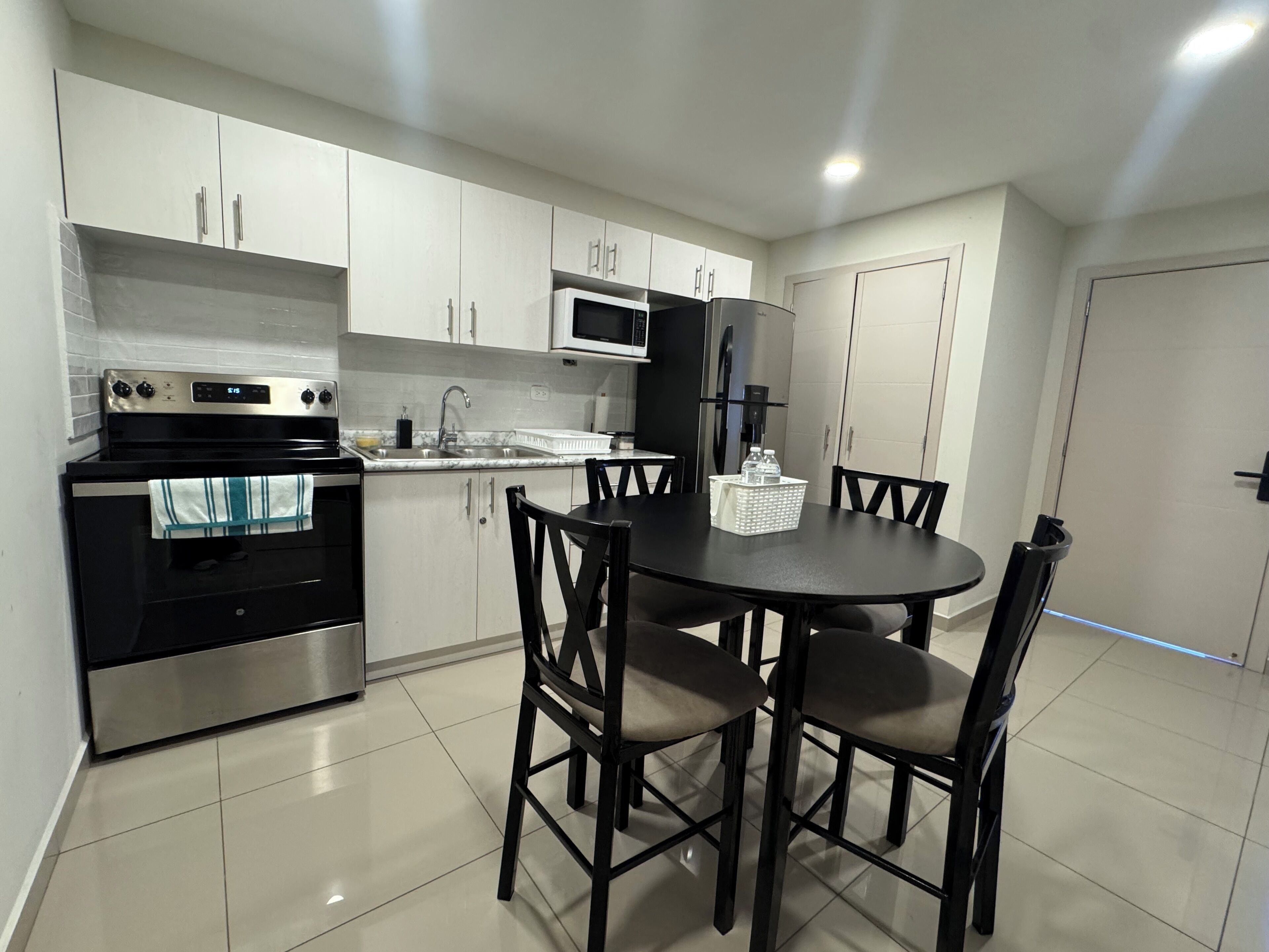 Refrigerador, microondas, horno y cafetera y tetera 