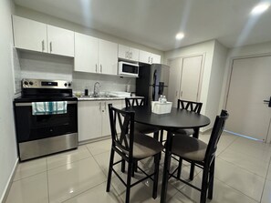 Fridge, microwave, oven, coffee/tea maker - Lindo, Tranquilo y Confortable Apartamento Amueblado en Tegucigalpa (Tegucigalpa)