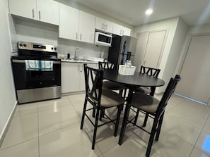 Fridge, microwave, oven, coffee/tea maker - Lindo, Tranquilo y Confortable Apartamento Amueblado en Tegucigalpa (Tegucigalpa)