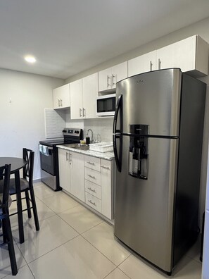 Fridge, microwave, oven, coffee/tea maker - Lindo, Tranquilo y Confortable Apartamento Amueblado en Tegucigalpa (Tegucigalpa)