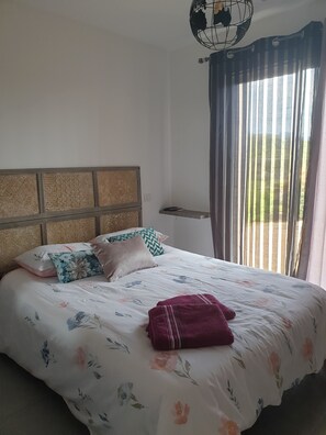 4 室のベッドルーム、デスク、WiFi (無料)、ベッドシーツ