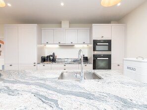 Een koelkast, een microgolfoven, een oven, een vaatwasser