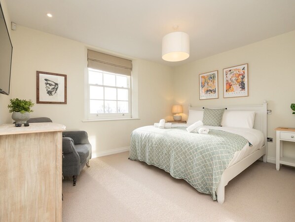 2 bedrooms, iron/ironing board, free WiFi, bed sheets