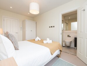 2 slaapkamers, een strijkplank/strijkijzer, gratis wifi, beddengoed