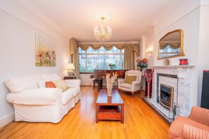 Fireplace - Spacious 3bedroom house near Crystal Palace London  - Pass the Keys (London)