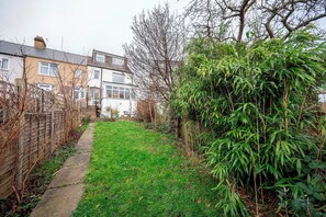 Property grounds - Spacious 3bedroom house near Crystal Palace London  - Pass the Keys (London)