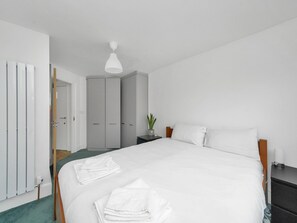 2 makuuhuonetta, silitysrauta/-lauta, ilmainen Wi-Fi, vuodevaatteet