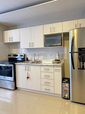 Micro-ondes, four, cafetière/bouilloire