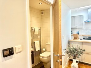 Dusche, Haartrockner, Handtücher