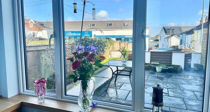 Pass the Keys | Stylish Mumbles Getaway-Parking, Heart of Village