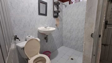 Doccia, asciugamani, sapone, carta igienica