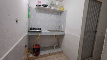 Cookware/dishes/utensils