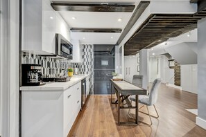 Geladeira, micro-ondas, cooktop, cafeteira/chaleira