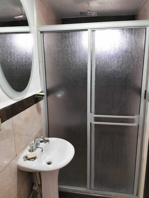 Dusj, håndklær, såpe og sjampo