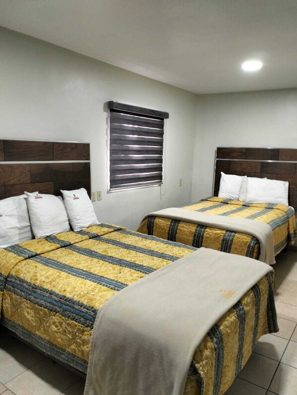 Økonomi-tremannshytte, terrasse, byutsikt | Skrivebord for bærbar PC og wi-fi (inkludert)