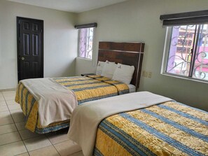 Economy-Dreibettzimmer, Terrasse, Stadtblick | Laptopgeeigneter Arbeitsplatz, kostenloses WLAN