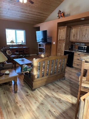 Smart TV, fireplace, books - COZY COUNTRY HOME, close to trails and scenic views of the Grand Valley! (Grand Junction)