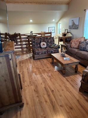 Smart-TV, peis og bøker