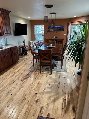 Dining - COZY COUNTRY HOME, close to trails and scenic views of the Grand Valley! (Grand Junction)