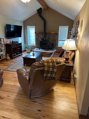 Smart-TV, peis og bøker