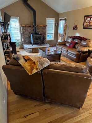 Smart-tv, een open haard en boeken