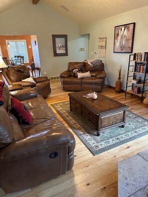 Smart TV, fireplace, books - COZY COUNTRY HOME, close to trails and scenic views of the Grand Valley! (Grand Junction)