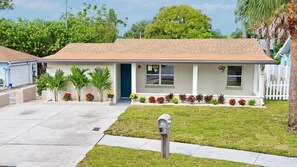 Exterior - Main St Hideaway w/2 car-garage washer and dryer (New Port Richey)