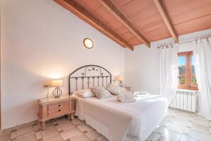 4 bedrooms, free WiFi, bed sheets