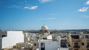 Paisagem urbana com uma cúpula imponente, possivelmente um edifício histórico ou religioso, cercada por edifícios modernos.