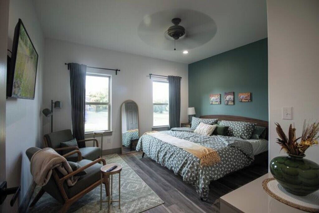 3 bedrooms, desk, iron/ironing board, travel cot