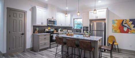 Geladeira, micro-ondas, fogão, cooktop