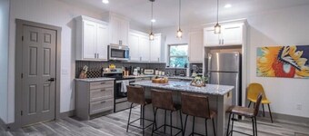 Hot Tub Paradise: Fire Pit - BBQ - Family/Couples