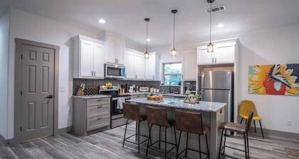 Hot Tub Paradise: Fire Pit - BBQ - Family/Couples