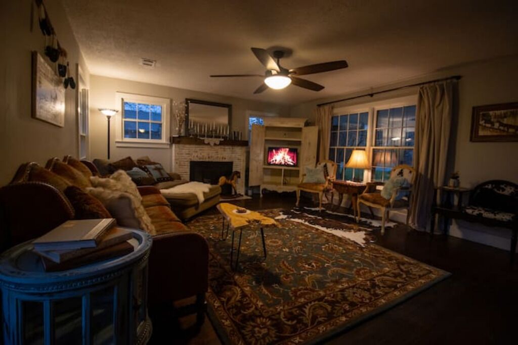 Smart TV, chimenea, futbolito y libros 